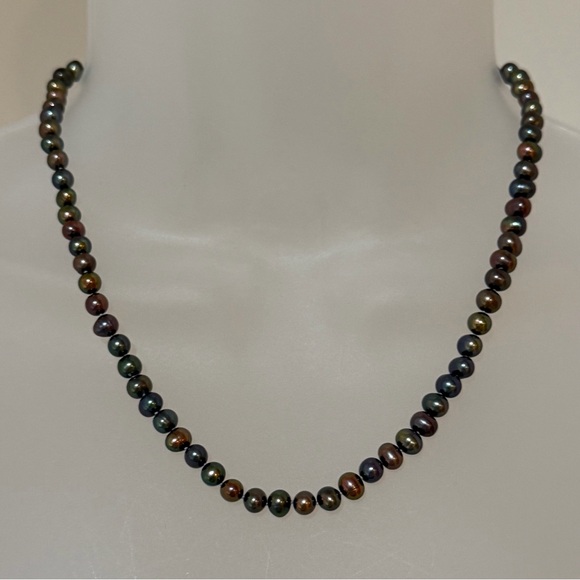 NWOT Gorgeous Multicolor Iridescent Pearl Bead Necklace - Picture 7 of 16